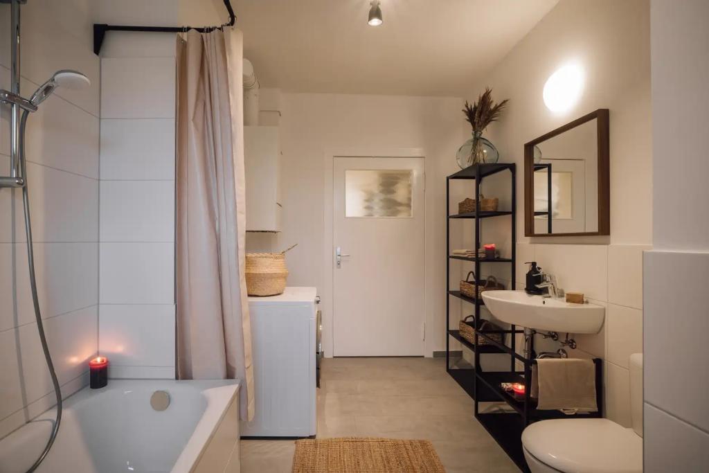 Badezimmer () Bathroom .1.2.