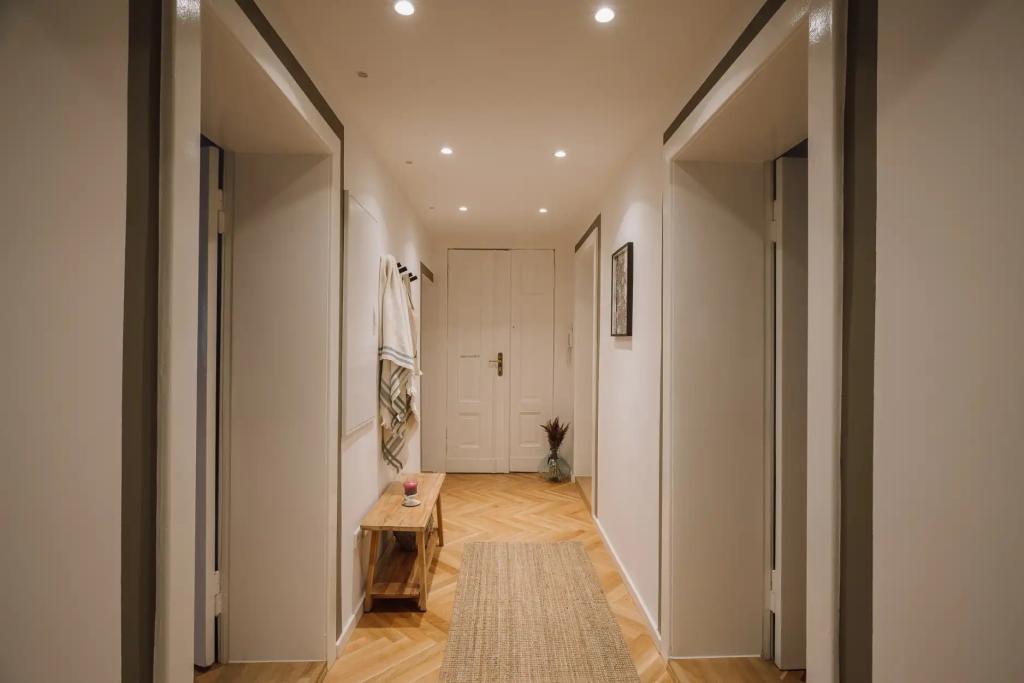 Flur () Corridor .1.1.