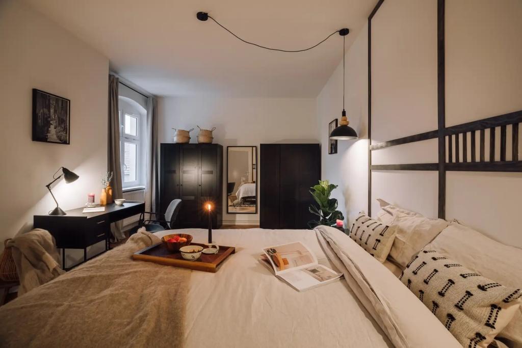 Schlafzimmer () Bedroom .1.2.