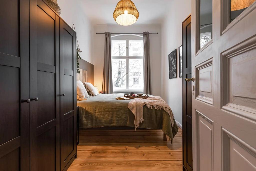 Schlafzimmer () Bedroom .1.1.