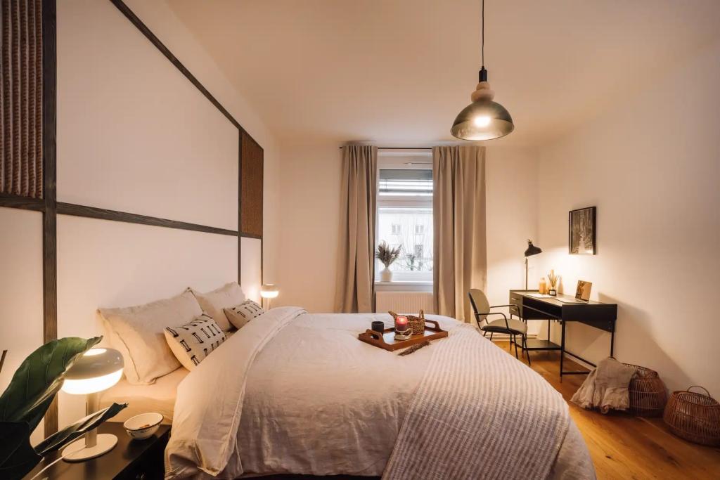 Schlafzimmer () Bedroom .1.2.