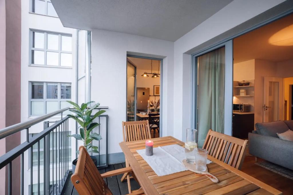 Balkon () Balcony  .1.1.