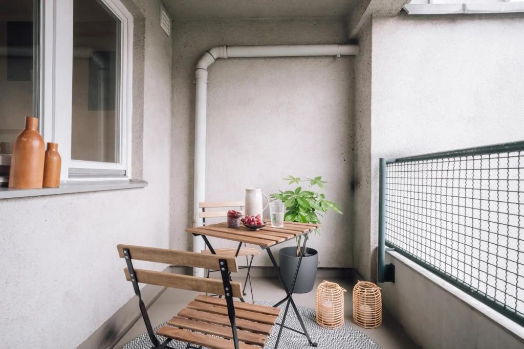 Balkon () Balcony .1.1.