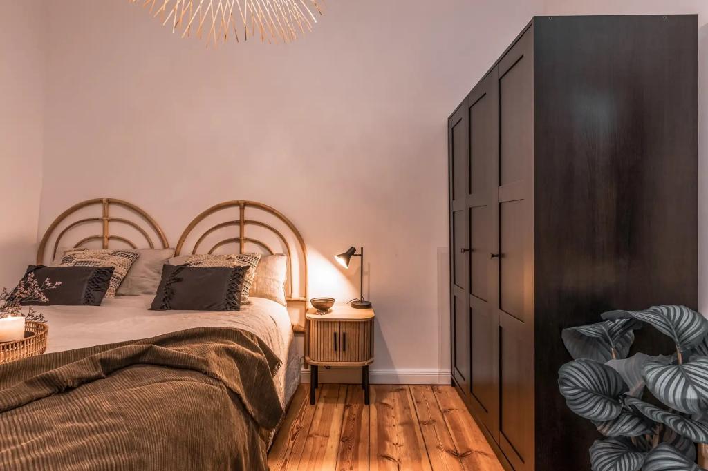 Schlafzimmer () Bedroom .1.2.