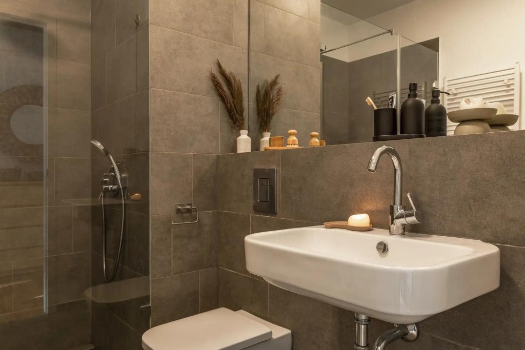 Badezimmer () Bathroom .1.2.