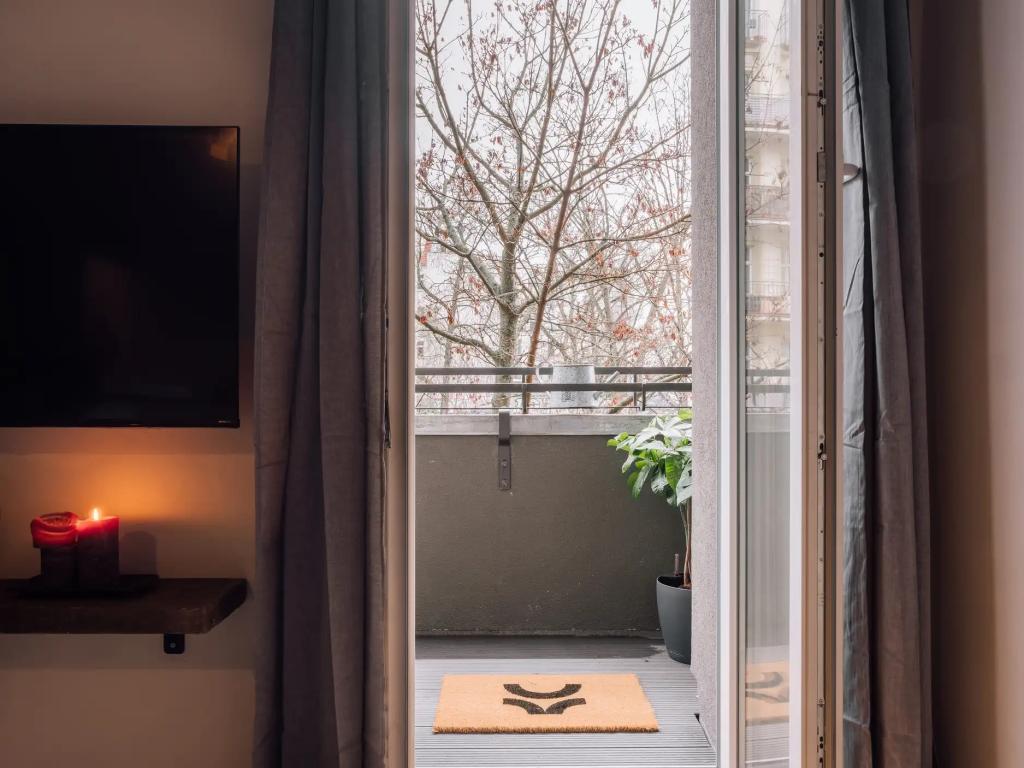 Balkon () Balcony