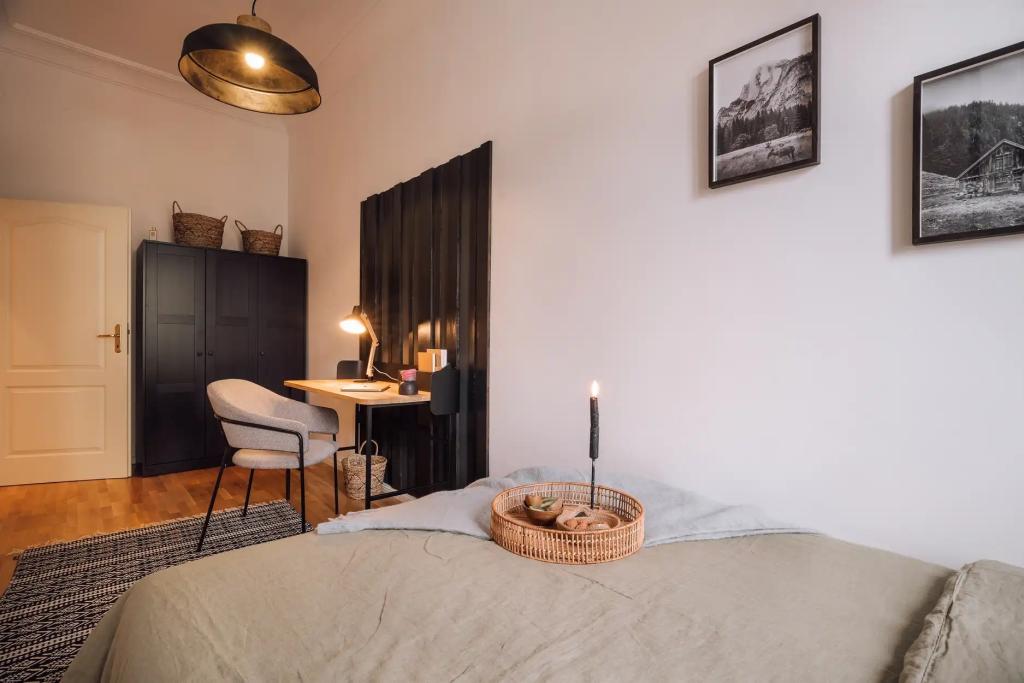 Schlafzimmer () Bedroom .1.1.