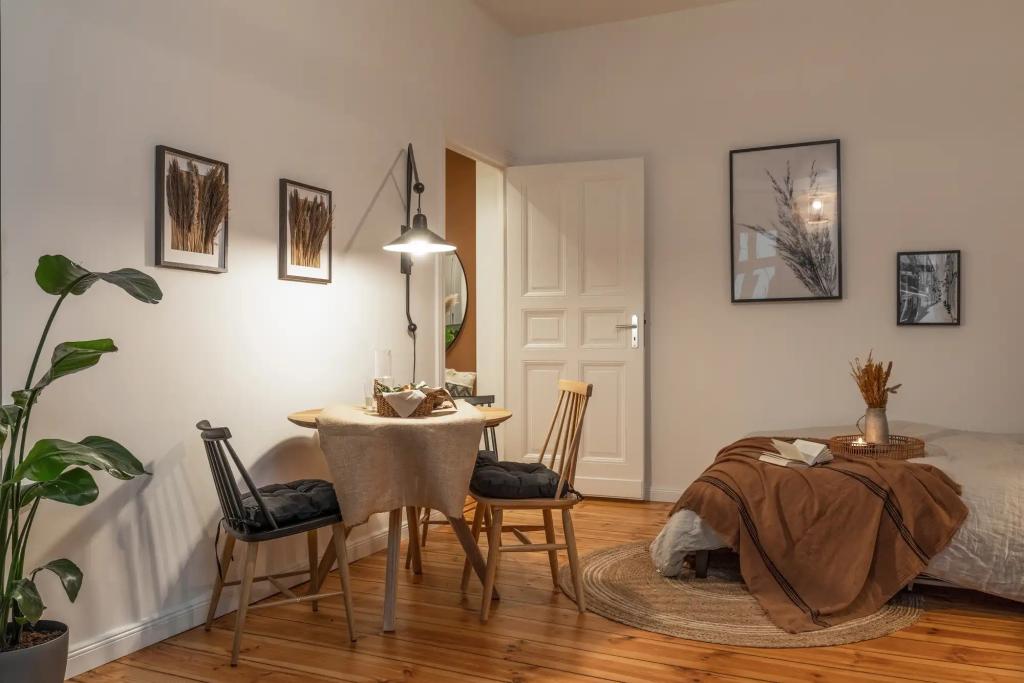 Wohnzimmer () Livingroom .2.1.