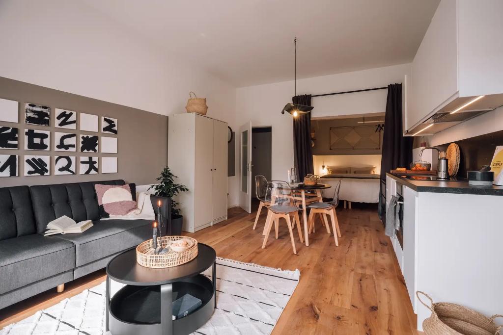Wohnzimmer () Livingroom .1.8.