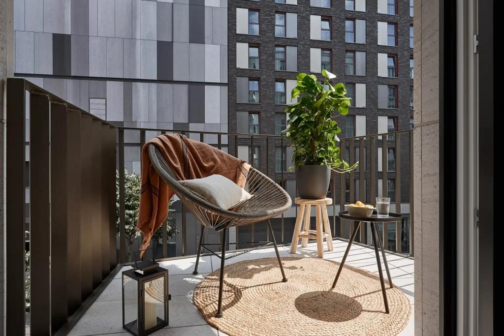 Balkon () Balcony