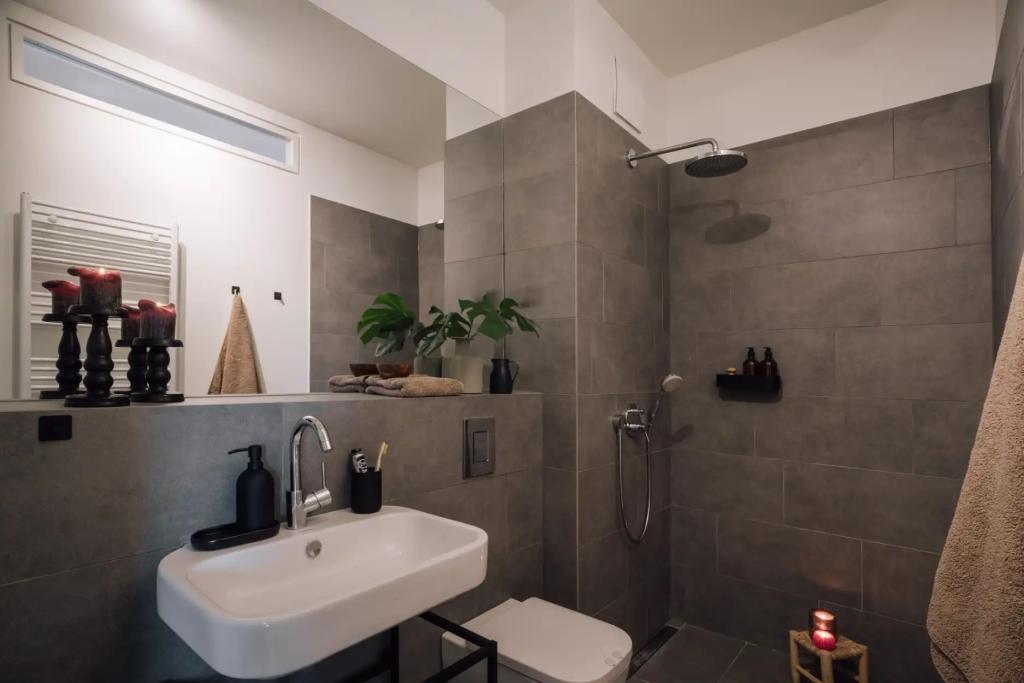 Badezimmer () Bathroom .1.2.