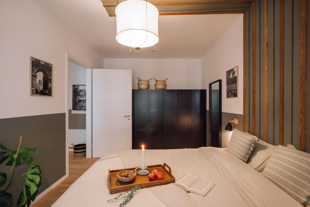 Schlafzimmer () Bedroom .1.2.