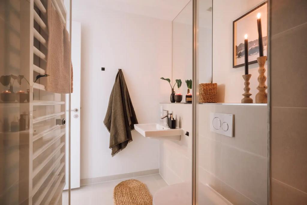 Badezimmer () Bathroom .1.2.