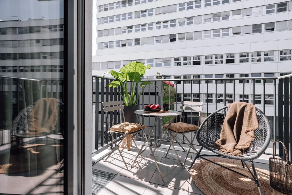 Balkon () Balcony .1.1.