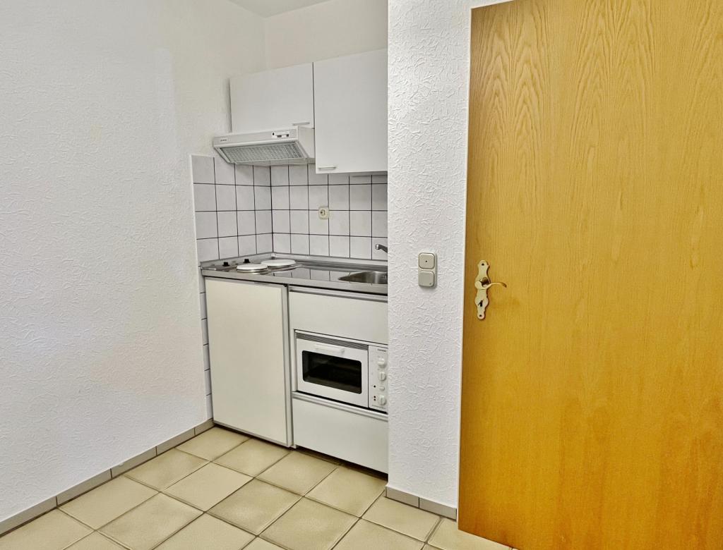 Untergeschoss: 1 Zimmer-Apartment links Pantry-Küche und Duschbad 