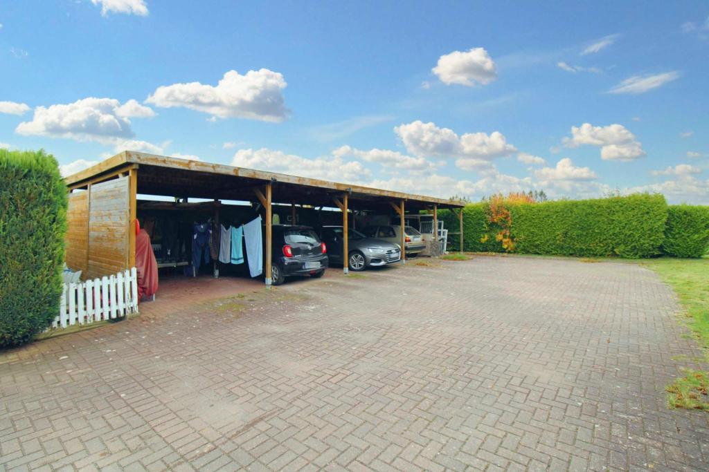 Einfahrt und Carport