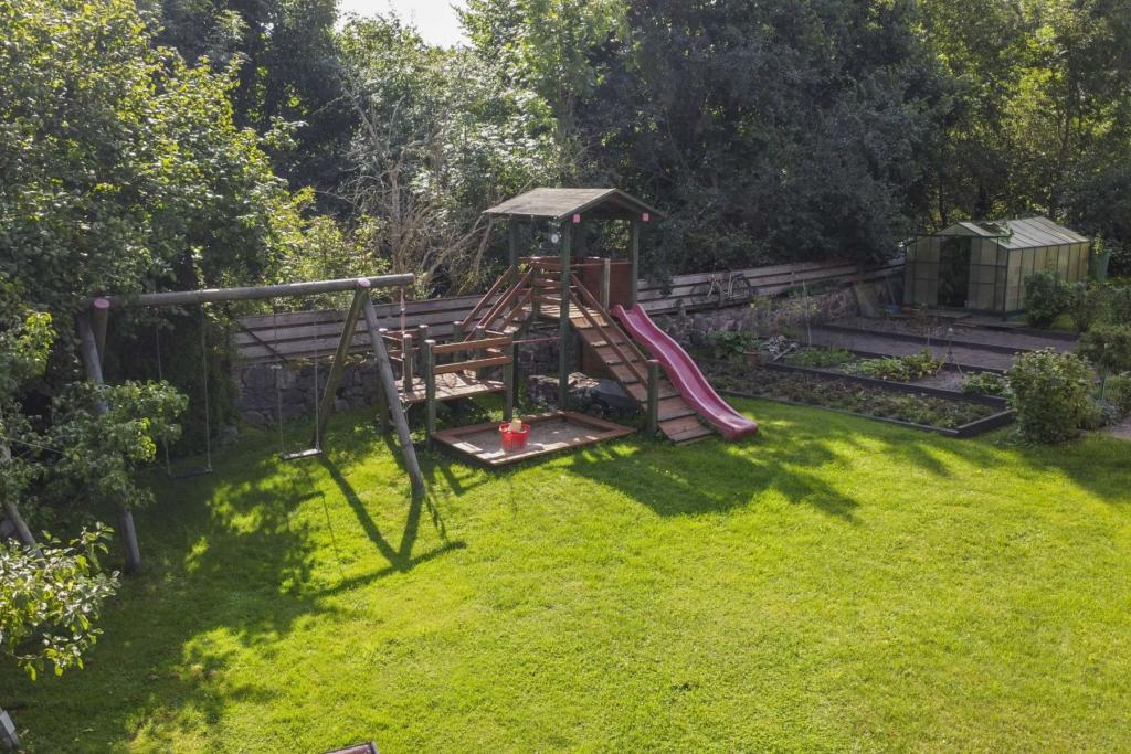 Spielplatz und Garten