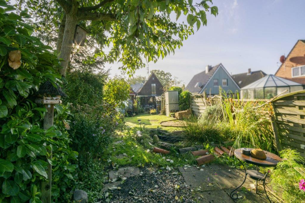 Garten mit Blick zum Haus