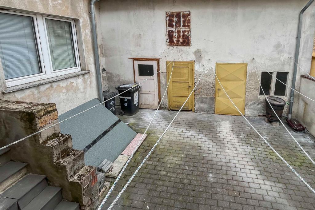 Hof mit Garage