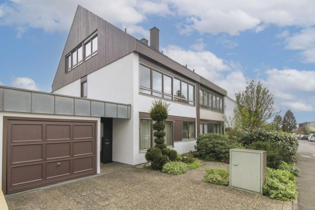 Seitenansicht mit Garage