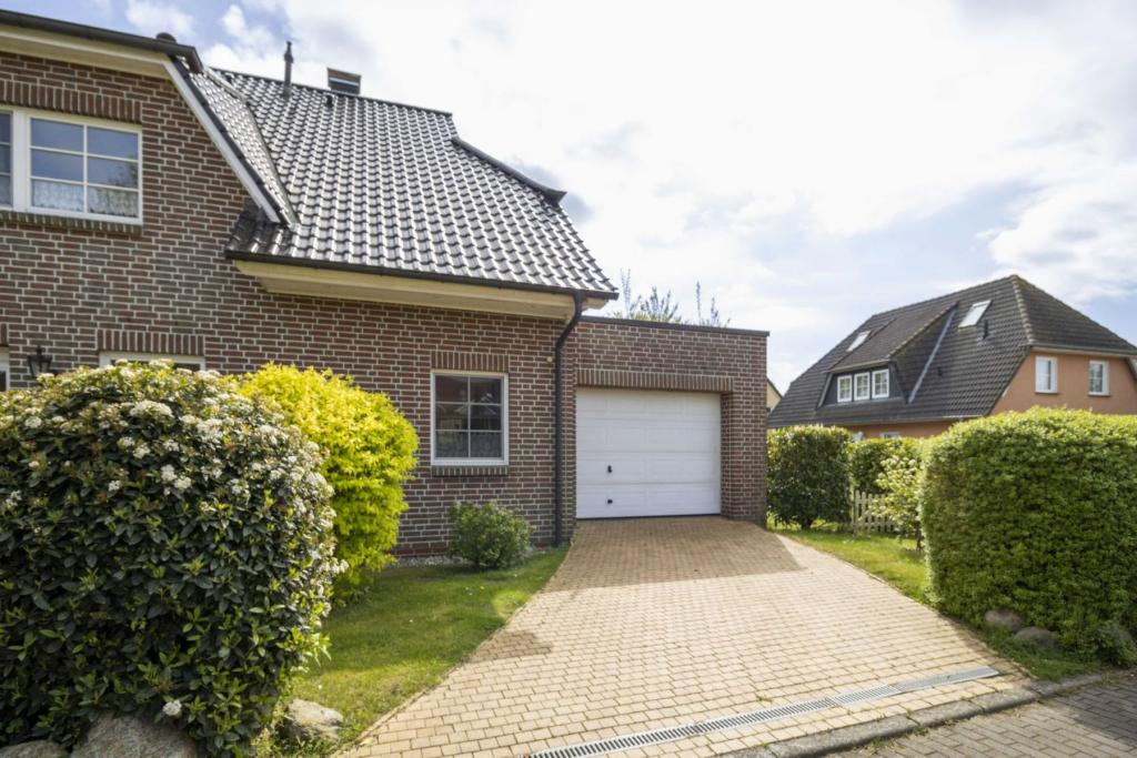 Einfahrt Garage
