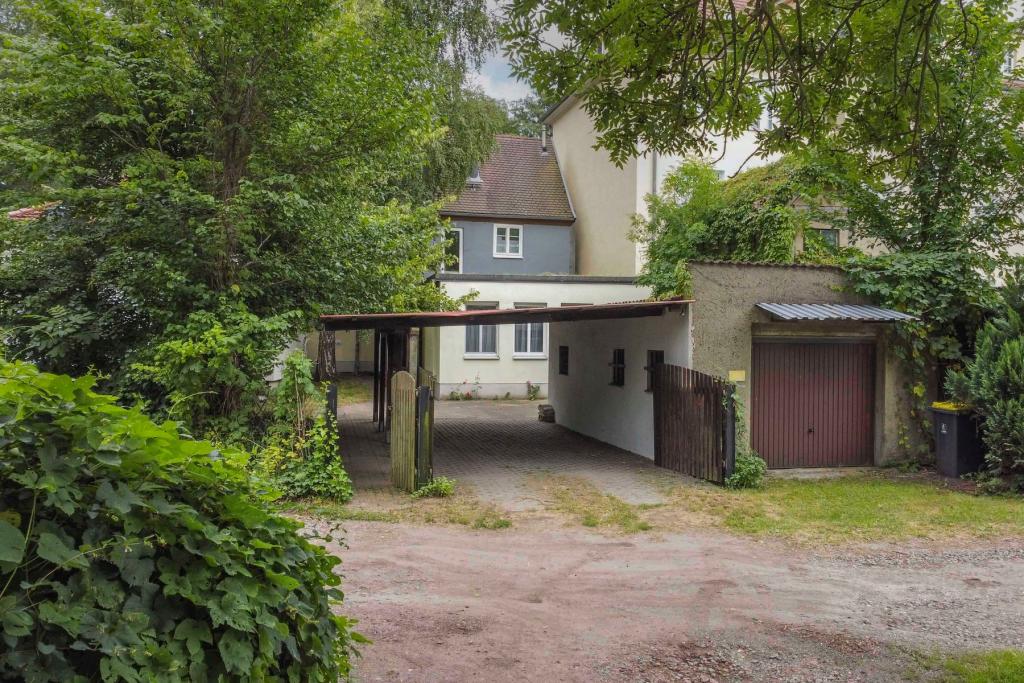Carport und Garage
