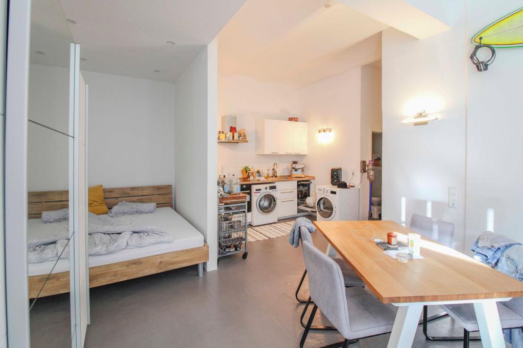 Küche und Schlafbereich linke Wohnung