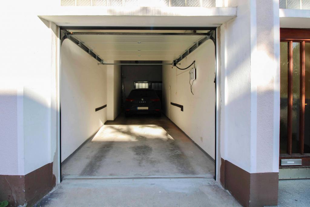 Große Garage