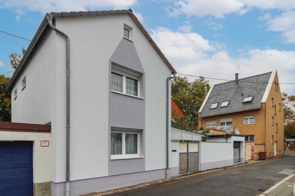 Hausansicht mit Garage