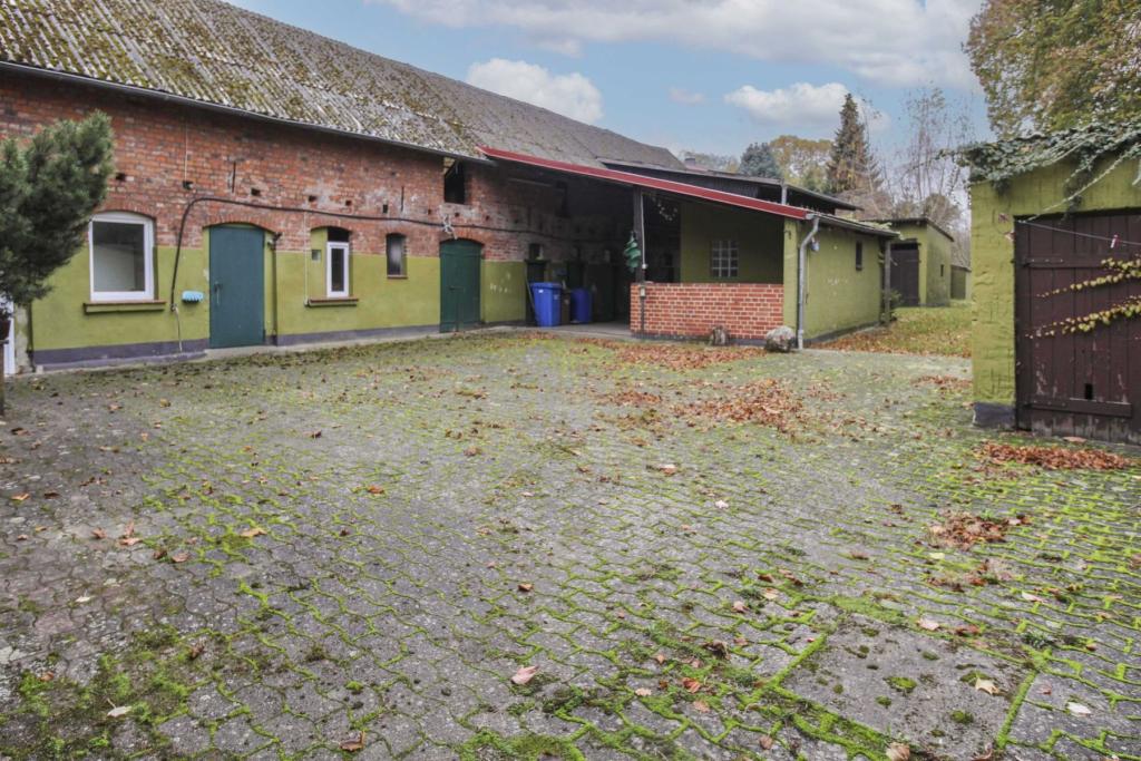 Innenhof mit Garage