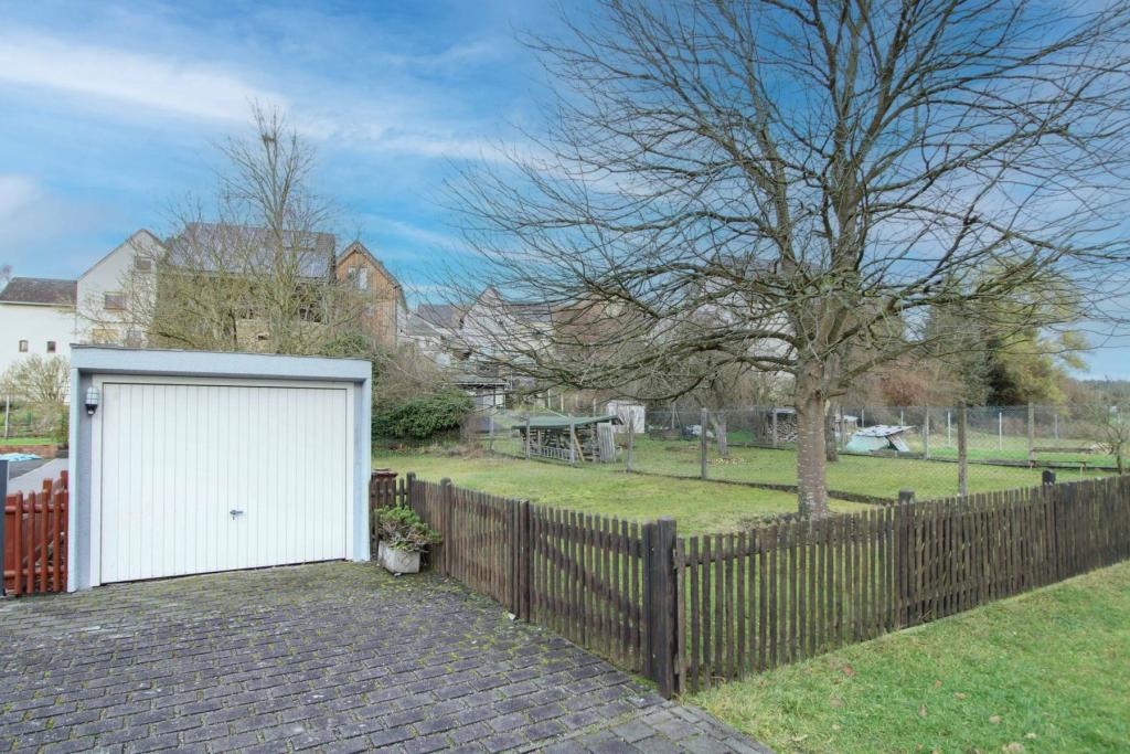 Separater Garten mit Garage