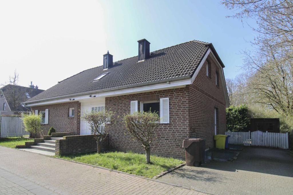 Hausansicht mit 2 Stellplätzen