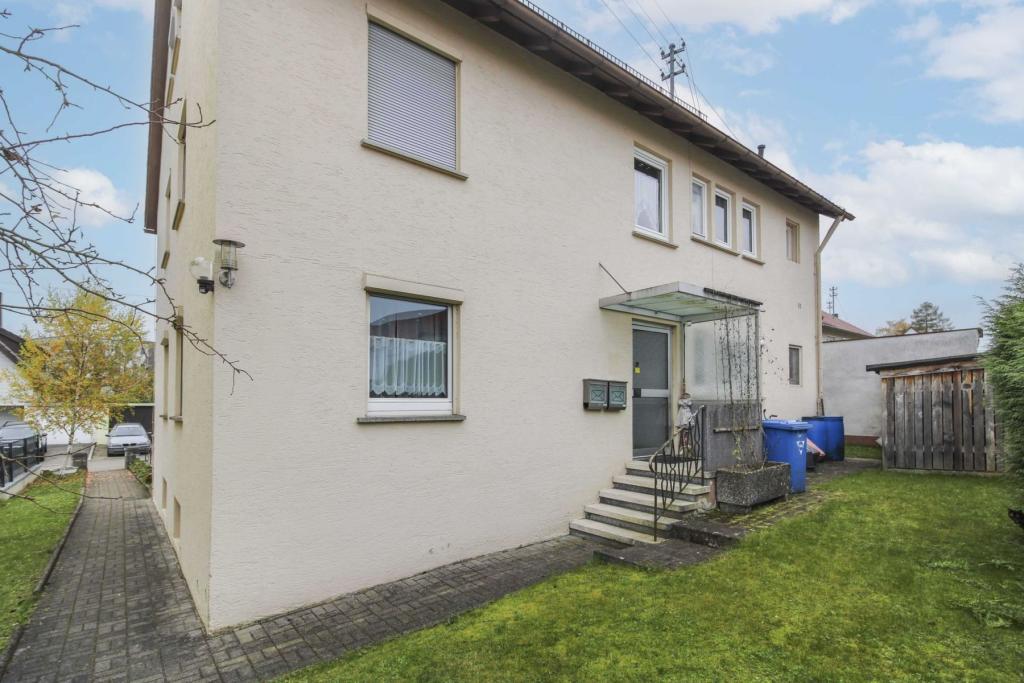 Eingang und Hausrückseite