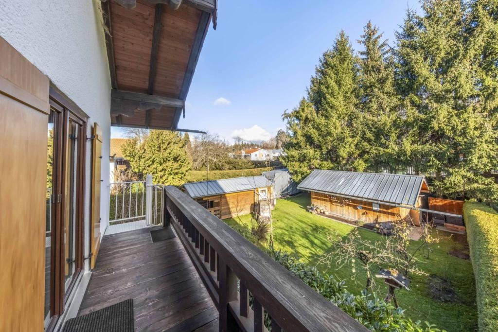Balkon 1 mit Blick in den Garten