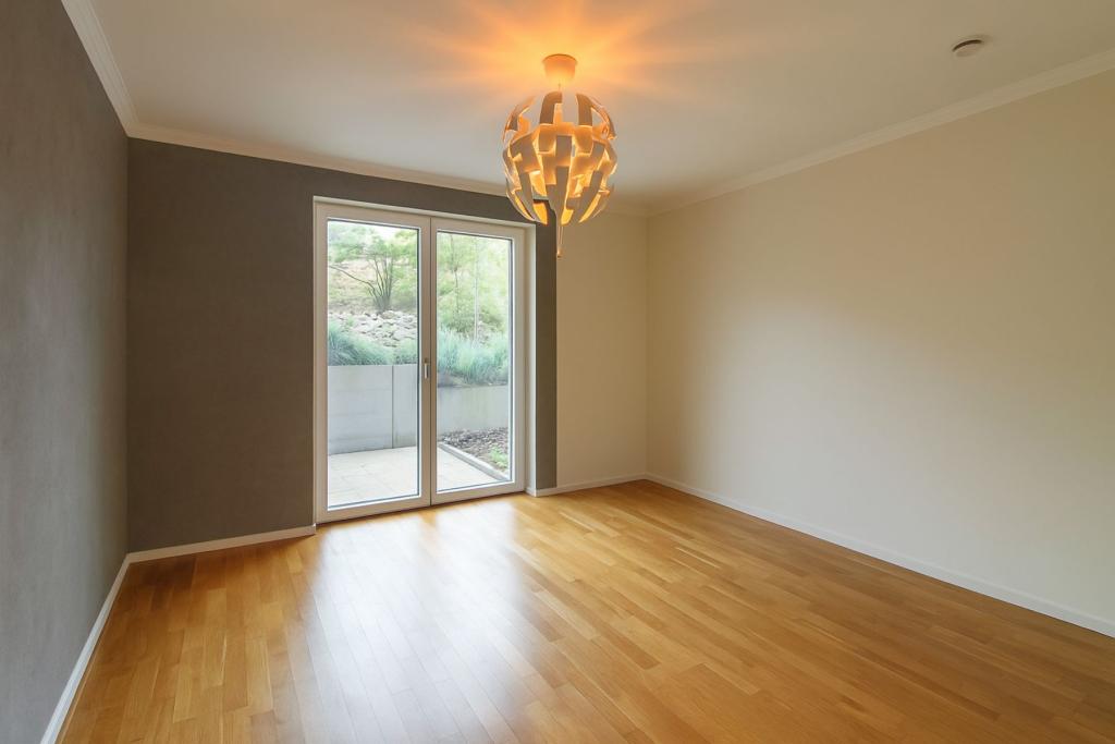 Schlafzimmer 2 mit Zugang zur Terrasse (Staged)