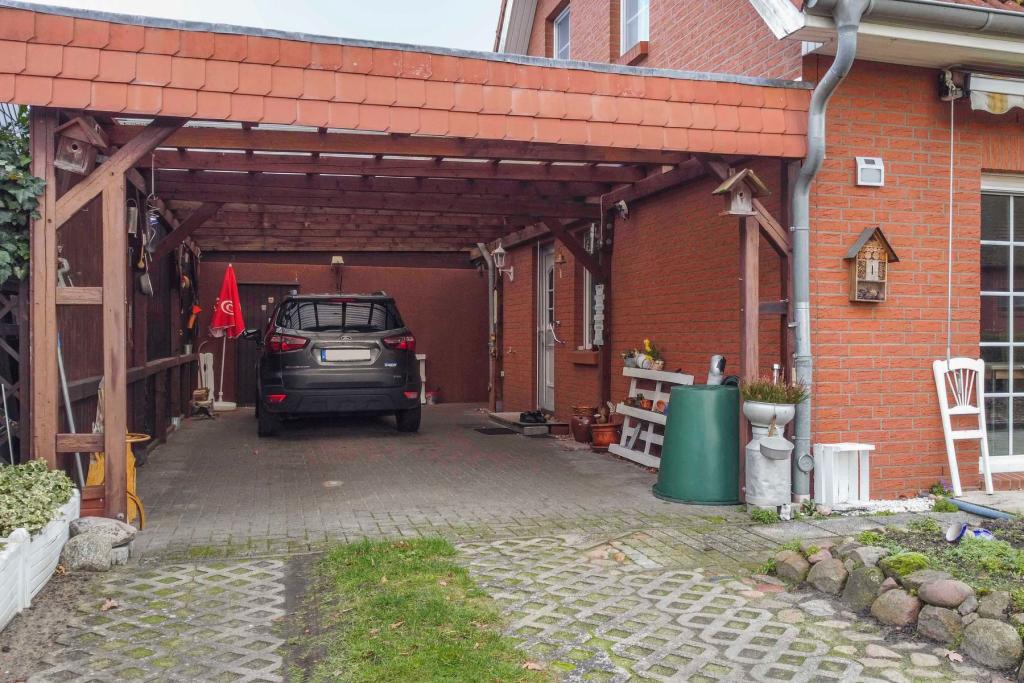 Carport und Terrasse