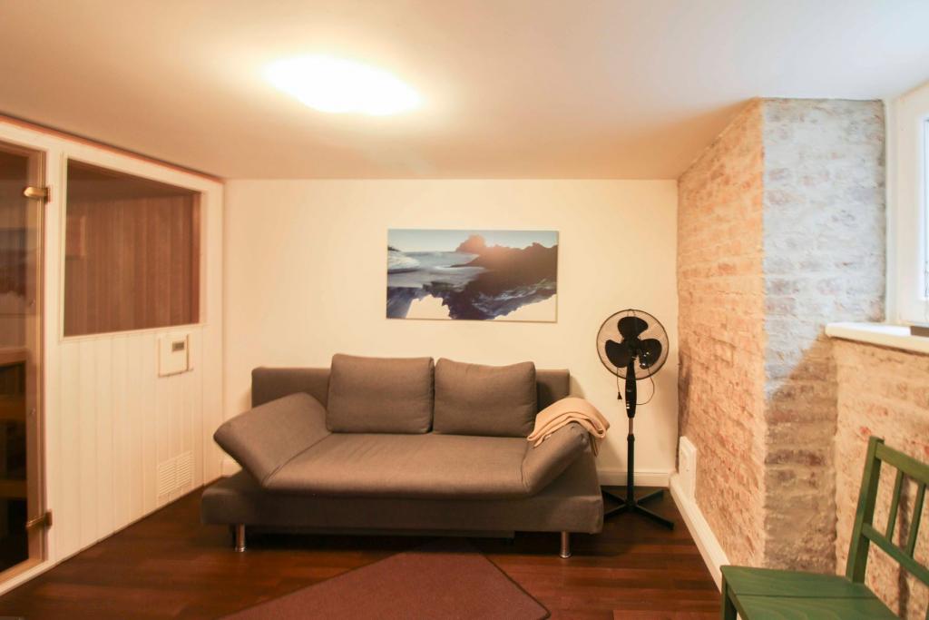 Linkes Souterrain mit Sauna