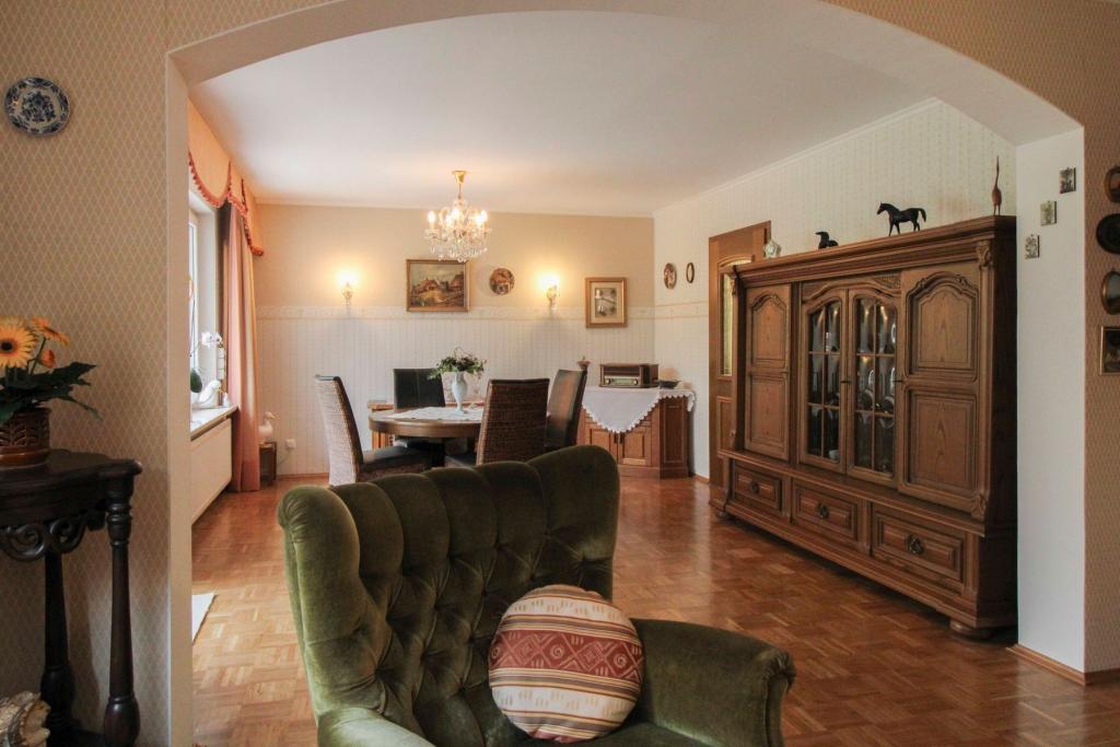 Wohnzimmer mit Torbogen