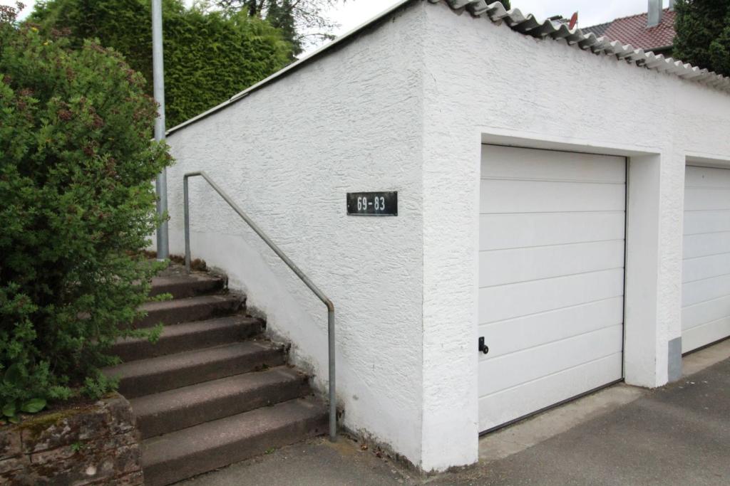 Garage und Aufgang zum Haus
