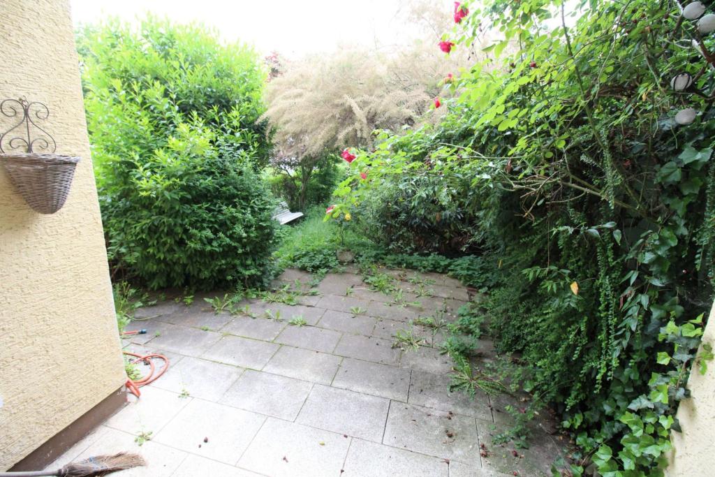 Terrasse mit Blick in den Garten