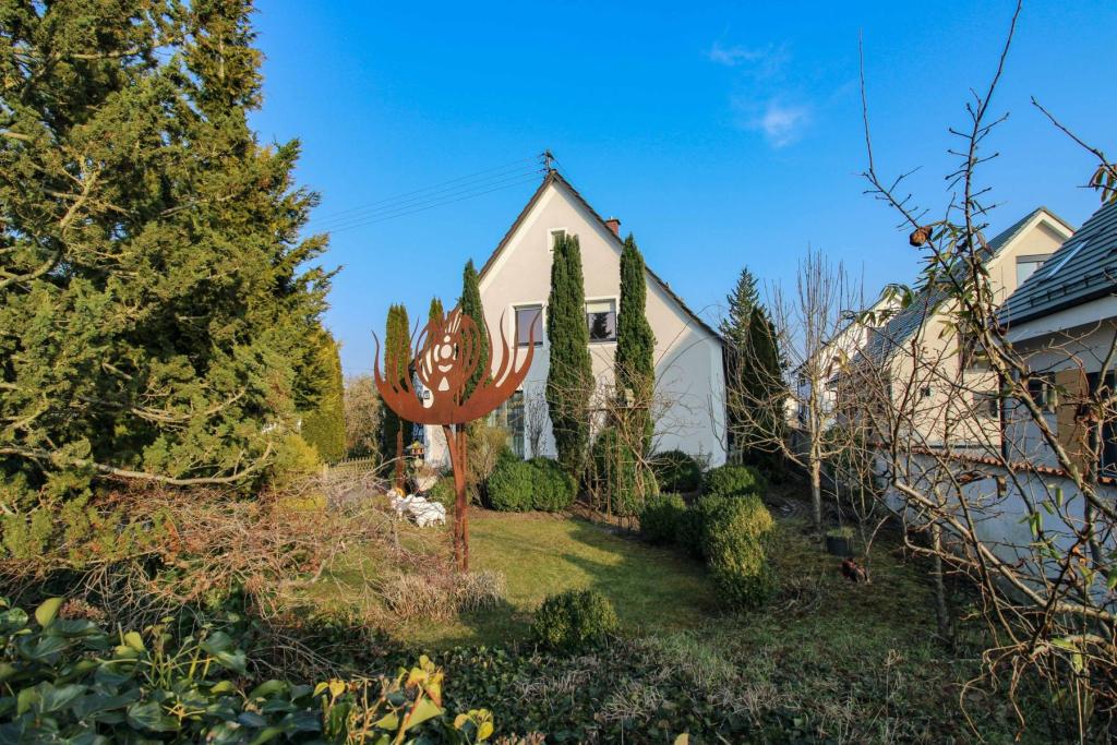 Außenansicht + Vorgarten