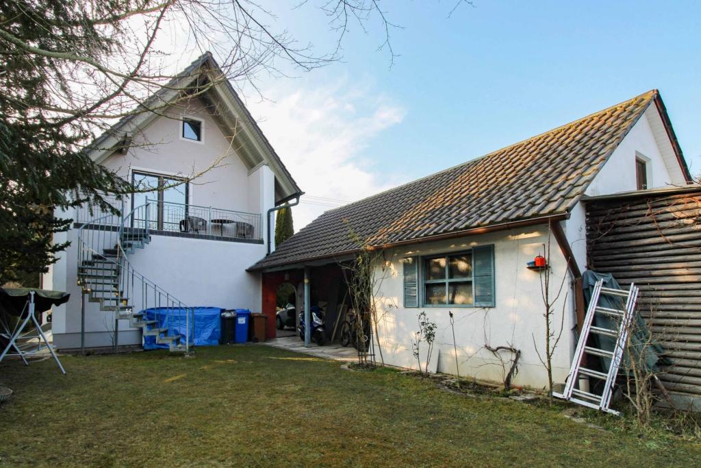 Außenansicht Garten + Garage