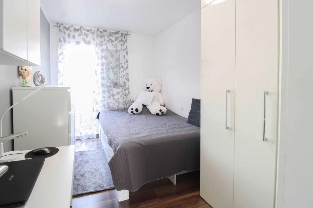 Schlafzimmer 2 (Zugang zum Balkon)