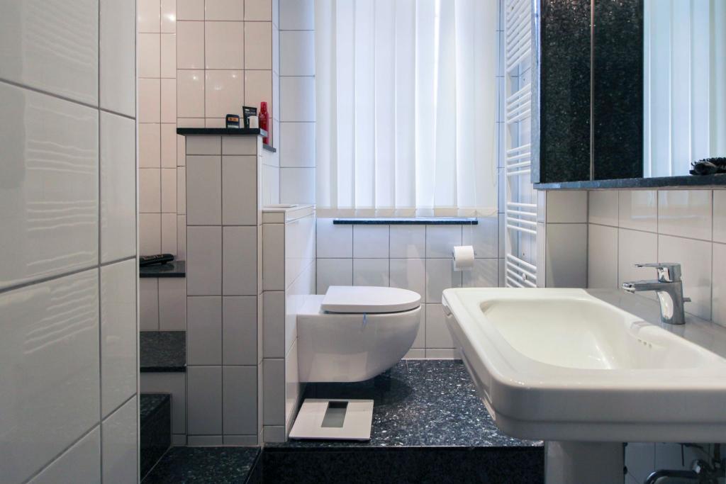 Badezimmer mit Badewanne-1.OG