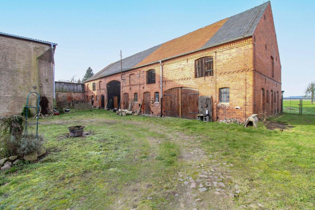 Großes Stallgebäude