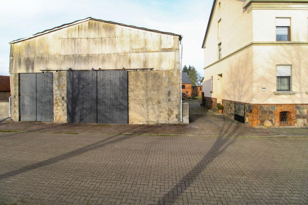 Einfahrt mit Scheune