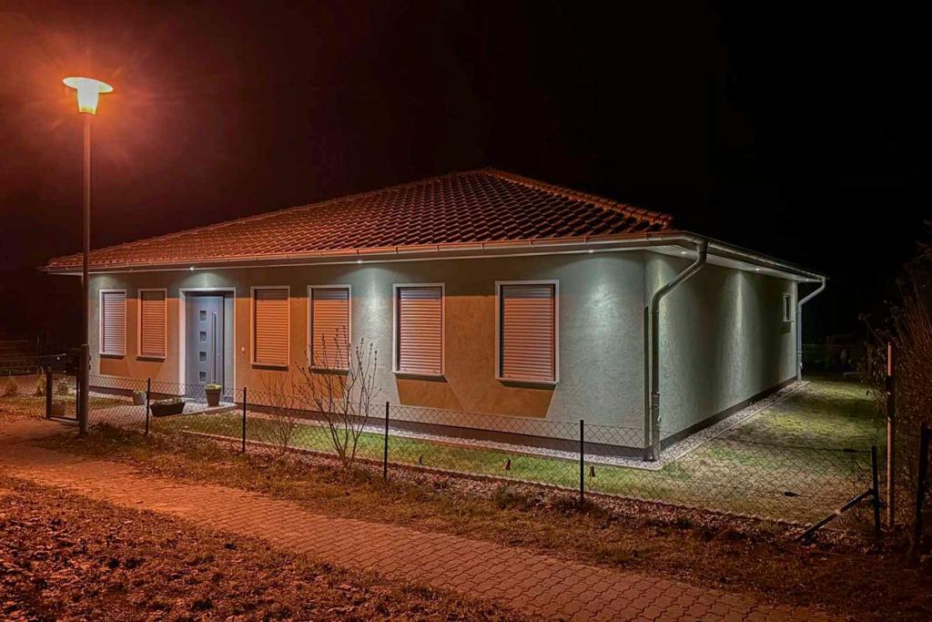 Frontansicht bei Nacht