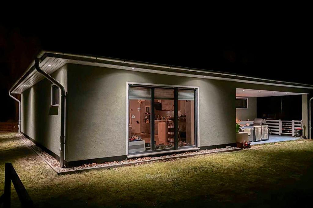 Rückansicht bei Nacht