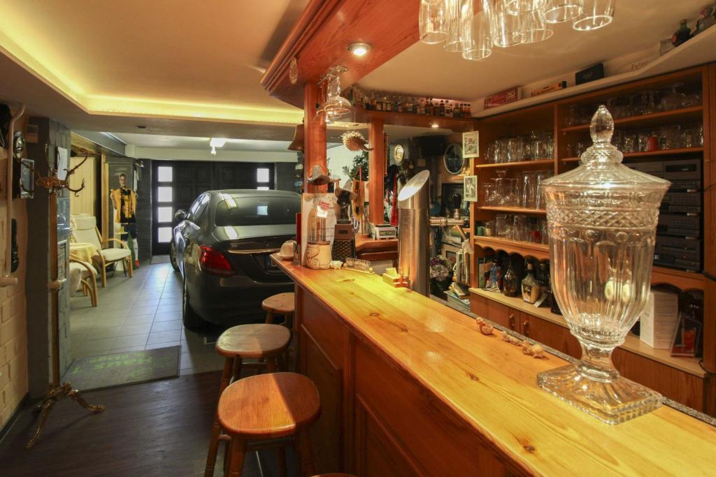Hausbar mit Zugang zur Garage