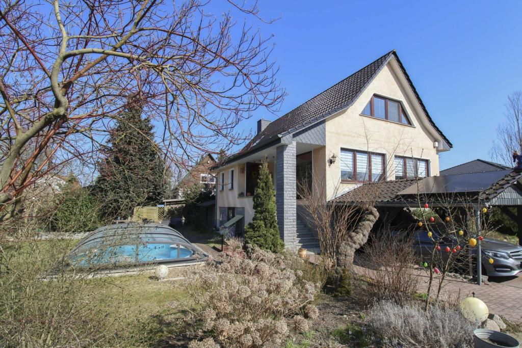 Ansicht Haus mit Pool
